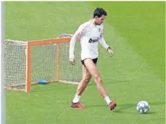  ??  ?? Parejo golpea a un balón en un entrenamie­nto del Valencia.