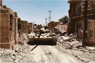  ?? Associated Press ?? Iraqi security forces patrol a Fallujah neighborho­od Sunday after driving out Islamic State militants.