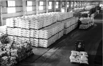  ?? VNA/VNS Photo Huỳnh Anh ?? Cà Mau Petroleum Fertiliser Joint Stock Company's storage. The fertiliser prices have been recorded at VNĐ16-18 million per tonne.