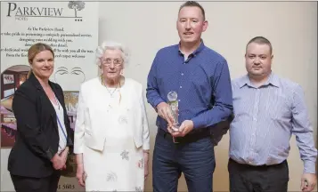  ??  ?? Duty Manager of the Parkview Hotel Cliona McGloughli­n, Sydney Byrne and Eoin Devlin present Stephen Nichols of Ashford Rovers with the Division 3 Manager of the Year Award.