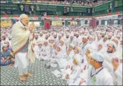  ?? PTI ?? Prime Minister Narendra Modi greets the members of Bohra community in Indore on Friday.