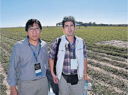  ??  ?? Visitantes. Adrián Becope y Ángel Ibarra, de la empresa salteña Desde el Sur, en General Deheza. (LA VOZ).