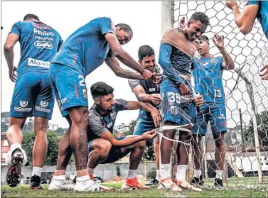  ??  ?? BROMA. Rodrygo, en su último entrenamie­nto con el Santos, fue atado al poste por sus compañeros.