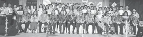  ??  ?? Education incentive recipients (standing at the back) in a photo-call with VVIPS (seated) including Gerawat (seated sixth left)