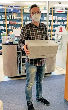  ?? FOTO: BB ?? In solchen Kühlkisten wird der Impfstoff angeliefer­t, zeigt Apotheker David Rönsberg aus Kleinenbro­ich.