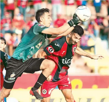  ??  ?? Salida. Emilio Rivera, portero del Metapán, despeja de puños una pelota que buscaba el atacante tigrillo Mateo Ahmed.