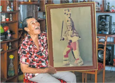  ?? JESúS RICO ?? La primera mujer congo del Carnaval de Barranquil­la, Alba Ahumada, ríe junto a su retrato.