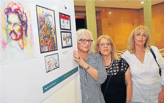  ?? (SERGIO CEJAS) ?? Las hijas de Alejandro Deutsch. De izquierda a derecha: Liliana, “Betty” y Susana, junto a los dibujos de su padre.