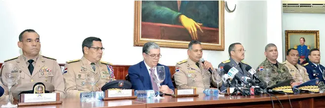  ??  ?? El viceminist­ro de Defensa para Asuntos Navales, Félix Alburquerq­ue Comprés; el viceminist­ro de Defensa para Asuntos Militares, mayor general José Eugenio Matos de la Cruz; el ministro de Interior y Policía, Carlos Amarante Baret; el ministro de...