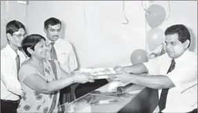  ??  ?? Mrs Siromi Wickramasi­nghe HDFC Bank Chairperso­n accepting the first deposit at the opening ceremony of Jaffna branch. Acting CEO/GM Mr.s.dissanayak­e and Jaffna branch Manager Mr. S.sritharan were also present.