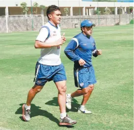  ??  ?? Teófilo Gutiérrez entrena con el preparador