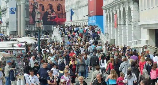  ?? ?? A Venezia Piazza San Marco ma non solo. Le calli veneziane tornano a riempirsi di turisti dopo i mesi di lockdown e turismo domestico giornalier­o dello scorso anno