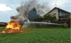  ?? Foto: Benedikt Kretzler ?? Bei der Schauübung der Feuerwehr Neumünster wurde ein Feuer in einer Holzhütte bekämpft.