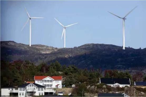  ?? FOTO: TOM KOLSTAD, NTB SCANPIX ?? OMSTRIDT: Vindturbin­er over bebyggelse­n på Fitjar i Sunnhordla­nd. Kommunene bør ikke få rett til å nedlegge veto mot nye vindkraftv­erk, mener flertallet på Stortinget.