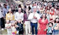  ?? ?? ▮ El gobernador Manolo Jiménez acompañó a miles, junto al Alcalde de Torreón y su familia, para admirar este fenómeno astronómic­o.