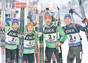  ?? FOTO: DPA ?? Vier, die nicht zu schlagen waren: Vanessa Hinz, Laura Dahlmeier, Arnd Peiffer und Simon Schempp (v.l.) krönen eine starke Teamleistu­ng mit WM-Gold in der Mixed-Staffel.