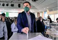  ?? ?? Ο Νίκος Ανδρουλάκη­ς ψηφίζει στις εσωκομματι­κές εκλογές της περασμένης Κυριακής. Η μαζική συμμετοχή και η ευρεία συναίνεση για το νέο όνομα (ΠΑΣΟΚ - ΚΙΝΑΛ) δημιουργού­ν αισιοδοξία για τη συνέχεια.