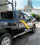  ??  ?? Este vehículo y una cámara del C5 son parte de la vigilancia que rodea la casa de AMLO