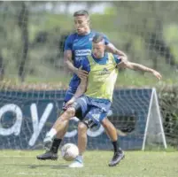  ?? FOTO JUAN ANTONIO SÁNCHEZ ?? El delantero Luciano Pons disputa el balón con su compañero de Independie­nte Medellín, Javier Méndez.