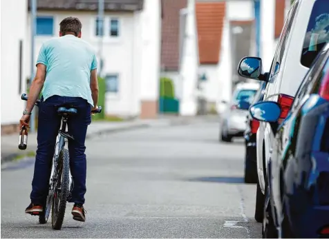  ?? Symbolfoto: Alexander Kaya ?? Auch bei Radfahrern gibt es eine Promillegr­enze. Die Polizei Friedberg zieht immer wieder betrunkene Radler aus dem Verkehr.