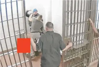  ?? CHICAGO POLICE ?? Video shows Damien Stewart (obscured) struggling with police officers in a lockup in May 2019.