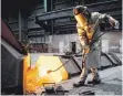  ?? FOTO: DPA ?? Ein Arbeiter am Hochofen. Im Handelstre­it mit Europa haben die USA Sonderzöll­e auf Stahl und Aluminium erhoben.