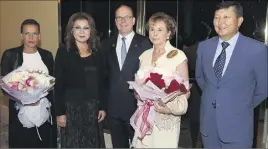  ??  ?? Dariga Nazarbaïev­a entre le souverain et sa soeur cadette, aux côtés notamment d’Evelyne Genta, ambassadri­ce de Monaco au Kazakhstan.