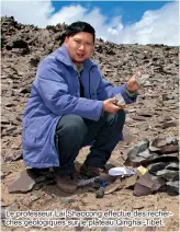  ??  ?? Le professeur Lai Shaocong effectue des recherches géologique­s sur le plateau Qinghai-Tibet.
