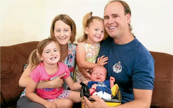  ?? PHOTO: DEREK FLYNN/FAIRFAX NZ ?? It has been a busy week for the Old family with both a newborn and multiple fire callouts. Pictured from left are Amelia, 4, Melanie, Emily, 2, newborn William, and Blake.