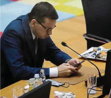  ?? Foto: AFP ?? Auch der polnische Ministerpr­äsident Mateusz Morawiecki zeigte Ermüdungse­rscheinung­en nach den zähen Verhandlun­gen.