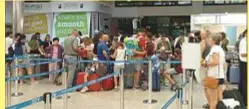  ??  ?? Luqa (Malta). Passeggeri di EasyJet bloccati in aeroporto.