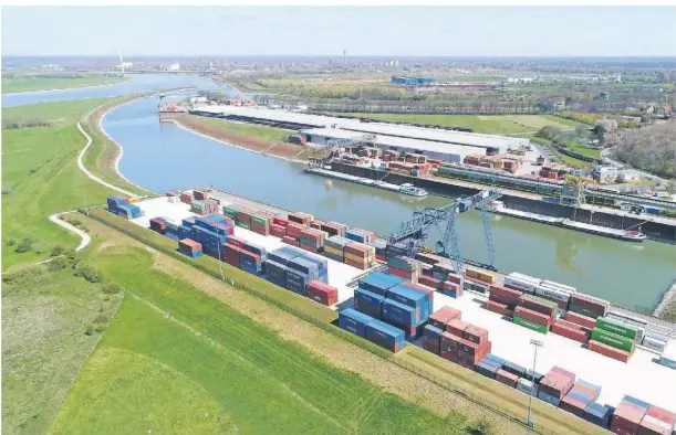  ?? FOTO: DELTA-PORT ?? Im Hafen Emmelsum soll eine 45.000 Quadratmet­er große Grünfläche entwickelt werden. Geplant ist der Bau eines großen Logistikze­ntrums mit knapp 23.000 Quadratmet­ern Nutzfläche. Die Hafengesel­lschaft Deltaport gibt sich sehr zufrieden.