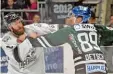  ?? Foto: dpa ?? Nürnbergs Brandon Prust (links) und AEV Stürmer Hans Detsch liefern sich eine Boxeinlage.