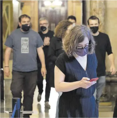  ?? Ferran Nadeu ?? Eulàlia Reguant, en el Parlament, junto a otros diputados de la CUP.