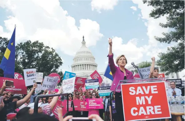  ?? FOTO: AFP ?? ►► La senadora demócrata Elizabeth Warren en un mitin para defender la reforma a la salud de Obama, ayer.