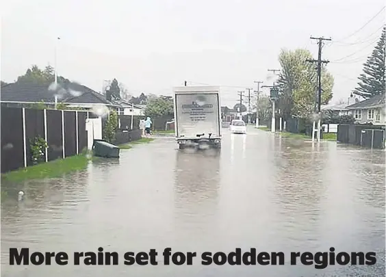  ?? Picture / Daniel Weaver ?? Sheehan Ave in Papakura became a lake after heavy rain yesterday.