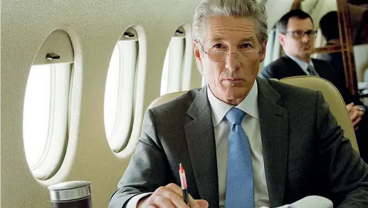  ??  ?? Tycoon Richard Gere, 70 anni, negli eleganti panni di Max Finch, il magnate dei media che interpreta in Motherfath­erson, serie che sarà in onda a giugno su Sky Atlantic. Le puntate ruotano attorno agli intrecci della sua famiglia fra denaro, potere e affetti