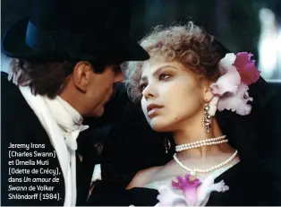  ??  ?? Jeremy Irons (Charles Swann) et Ornella Muti (Odette de Crécy), dans Un amour de Swann de Volker Shlöndorff (1984).