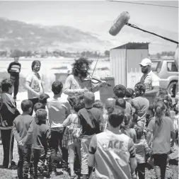  ?? Foto: Costa Almería News ?? Der Violinist Ara Malikian hat unlängst im Libanon ein Camp für Bürgerkrie­gsflüchtli­nge aufgesucht.
