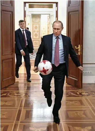  ?? Alexey Druzhnin - 25.nov.2016/Sputnik/AFP ?? O presidente russo, Vladimir Putin, brinca com bola em evento no Kremlin em 2016