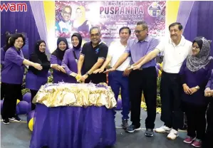  ??  ?? ACARA memotong kek Hari Keluarga Puspanita 2017 yang diketuai oleh Sukarti (tengah).