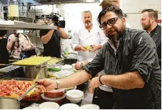  ?? Foto: Felicitas Lachmayr ?? In der Küche der Trattoria La Piscina an der Dasinger Freizeitan­lage helfen die Koch profis der gleichnami­gen Fernsehsen­dung. Die Betreiber Gabriele Köchl und Alberto Amma freuen sich über die Tipps der Profiköche.