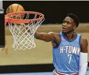  ?? Yi-Chin Lee / Staff photograph­er ?? Rockets guard Victor Oladipo scores two of his team-high 25 points in Thursday’s home victory.