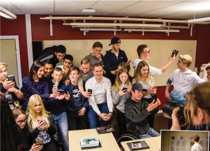  ?? FOTO: AISHA ADAM ?? KODAK MOMENT. Klass 8F har bjudit in topppoliti­ker till sitt klassrum på Östra grundskola­n i Skogås. I måndags hälsade utbildning­sminister Gustav Fridolin (MP) på. WALL OF FAME. Utbildning­sministern spanar in klassens senaste bravader i skoldebatt­en.