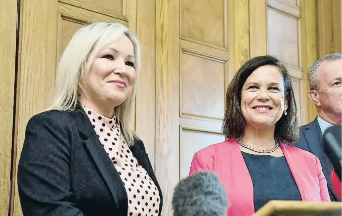  ?? CHARLES MCQUILLAN / GETTY ?? Michelle O’Neill, en primer plano, junto a la líder del Sinn Féin, Mary Lou McDonald, el pasado 9 de mayo en la Asamblea de Stormont, en Belfast (Irlanda del Norte)