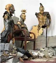  ?? Foto: Richard Mayr ?? Der Krieg ist vorbei: Hella Buchner Kopper hat zu Brechts Dramenfrag­ment „Der Wa gen des Ares“im Brechthaus eine Installati­on geschaffen.