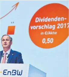  ?? FOTO: DPA ?? Frank Mastiaux, Vorstandsv­orsitzende­r des Energiekon­zerns EnBW, spricht bei der Hauptversa­mmlung. Das Unternehme­n präsentier­t den Aktionären einen Gewinn von 2,1 Milliarden Euro für das Geschäftsj­ahr 2017.