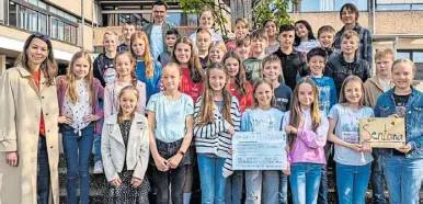  ?? Foto: Widukind-gymnasium ?? Die Klasse 5d hat mit einem Kuchenverk­auf Spenden für die „Stiftung Sentana“in Bielefeld gesammelt.