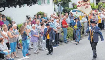  ?? SZ- FOTOS: KÖRNER ?? Der gastgebend­e Musikverei­n hat den Umzug selbstvers­tändlich angeführt.