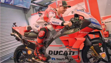  ??  ?? Jorge Lorenzo, 31 anni e 5 Mondiali vinti, prova la posizione in moto e lo stivale per il piede destro nel box Ducati ieri a Buriram MILAGRO